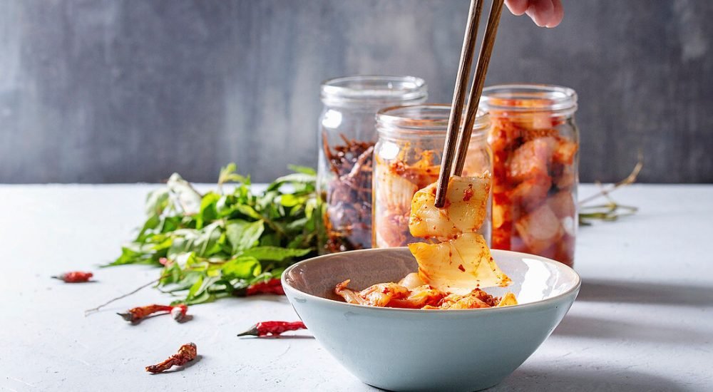Préparation de baechu kimchi et piments gochugaru ©Stockfood​