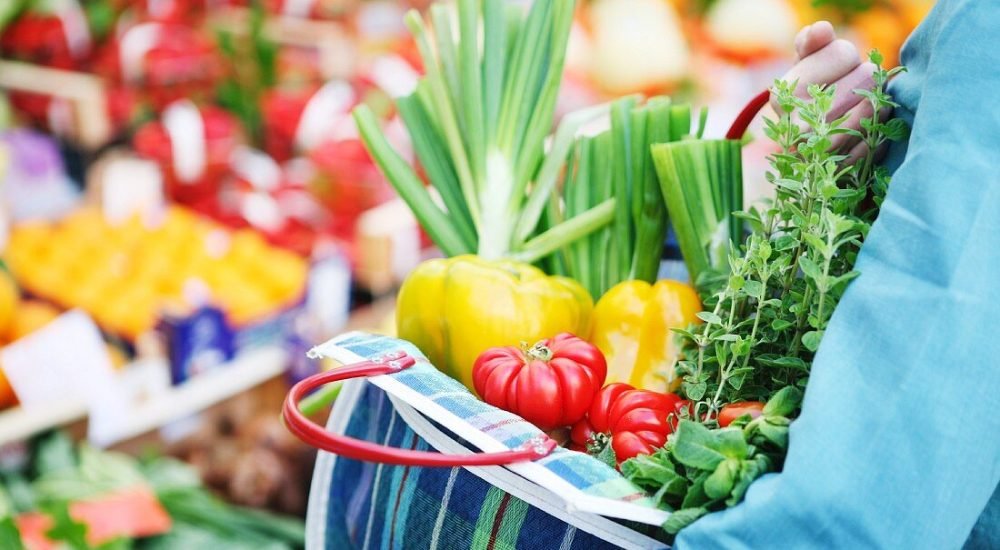 Frisches Gemüse in karierter Einkaufstasche